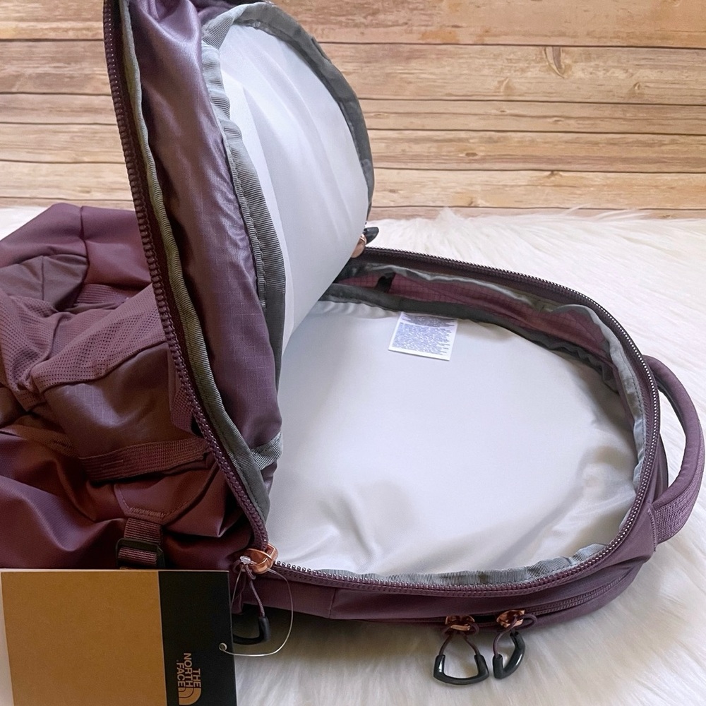 The North Face Women’s Recon Luxe 30 Liter Backpack - Picture 8 of 10